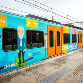 Un tren de Ferrocarril de la Generalitat decorado con los motivos de la campaña contra la LGTBfobia en su exterior. - ACN