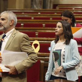 El candidato de Cs a presidir la Generalitat, Carlos Carrizosa, junto a la presidenta de la formación,  Inés Arrimadas (2i), en el Parlament de Cataluna.