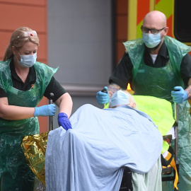 Unos sanitarios trasladan a un paciente al interior del Royal London Hospital (Londres).