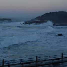 El viento roza los 70 kilómetros por hora en Santander y las olas superan los ocho metros