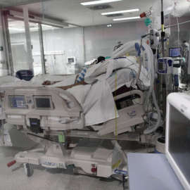 Un enfermo en una cama de la UCI del Hospital de Emergencias Isabel Zendal, Madrid (España).