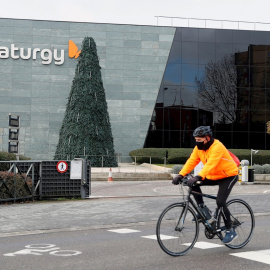 Un ciclista pasa ante la sede de la compañía energética Naturgy en Madrid. EFE/J.J. Guillén