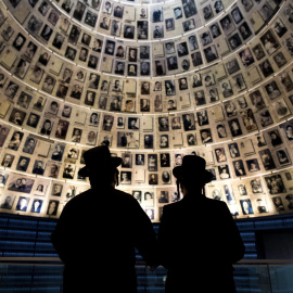 Dos hombres visitan "La Sala de los Nombres" del Memorial del Holocausto Yad Vashem en Jerusalén. EFE/Abir Sulta