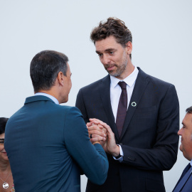 Pedro Sánchez y el exjugador de baloncesto, Pau Gasol, durante el acto de presentación del Plan Estratégico Nacional para la Reducción de la Obesidad Infantil, a 10 de junio de 2022, en Madrid.