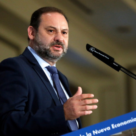 El ministro de Fomento, José Luis Ábalos, durante su intervención en un desayuno informativo de la tribuna Foro de la Nueva Economía. EFE/Juan Carlos Hidalgo