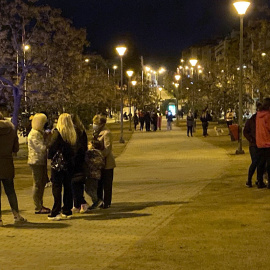 Vecinos se echan a la calle después de que tres terremotos prácticamente consecutivos de magnitud 4,3, 4,2 y 4 y epicentro en municipios del área metropolitana de Granada se han dejado sentir esta noche en las zonas afectadas tres días después del te