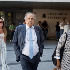 Enrique Álvarez Conde, director del máster de Cristina Cifuentes, a su salida de los juzgados de la Plaza Castilla. - EFE