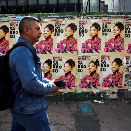 Un hombre pasa cerca de una pared con carteles de Francia Márquez este jueves 16 de junio en Bogotá.