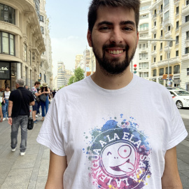 17/06/2022 Juanan, sonriente en plena Gran Vía de Madrid durante la entrevista con 'Público'