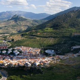 17/06/2022 Vistas de un pueblo de Andalucía desde la montaña.