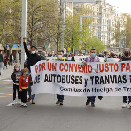 Varias personas participan en una manifestación de trabajadores de autobús urbano y del tranvía de Zaragoza, Aragón (España), a 30 de marzo de 2021