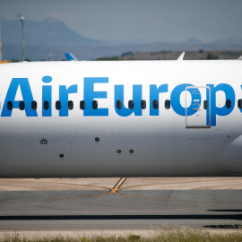 Un avión de Air Europa remolcado por la pista en la terminal 4 del Aeropuerto de Madrid-Barajas Adolfo Suárez. E.P./Oscar J. Barroso