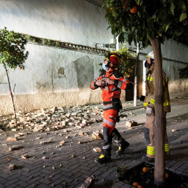 Bomberos durante una de sus varias actuaciones en el casco histórico de Santa Fe, en Granada.