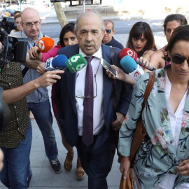 Enrique Álvarez Conde, antiguo director del Instituto de Derecho Público de la Universidad Rey Juan Carlos, llegando a los juzgados de Plaza de Castilla | Foto: EFE