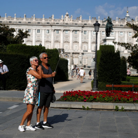 Una pareja de turistas se toman un selfi cerca del Palacio Real de Madrid. REUTERS/Javier Barbancho