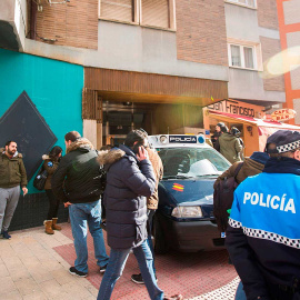 Efectivos policiales junto a la vivienda, que ha sido registrada, de los tres jugadores de la Arandina Club de Fútbol detenido el pasado 12 de diciembre. /EFE