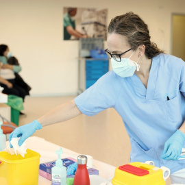 15/06/2022 Una enfermera prepara una vacuna contra el Covid-19, en el Hospital Infanta Sofía, a 30 de diciembre de 2021, en San Sebastián de los Reyes, Madrid, (España).