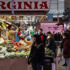 23/06/2022. Varias personas compran en un puesto de fruta y verdura en el Mercado Central de Valencia, a 24 de marzo de 2022.