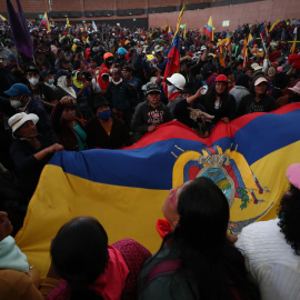 23/06/2022. Manifestantes escuchan un discurso del presidente de la Confederación de Nacionalidades Indígenas (Conaie), Leonidas Iza,  en la sede de la Universidad Central, en Quito, a 23 de junio de 2022.