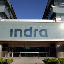 El logo de Indra, en su sede en la localidad madrileña de Alcobendas.