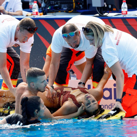 La española Andrea Fuentes saca a la nadadora Anita Álvarez del agua con la ayuda de los servicios de emergencia.