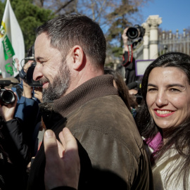 El presidente de VOX, Santiago Abascal y la portavoz de VOX en la Asamblea de Madrid, Rocío Monasterio, asisten a la manifestación de agricultores y ganaderos, frente al Ministerio de Agricultura de Madrid. EP