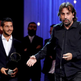 El director Isaki Lacuesta (d) antes de recibir la Concha de Oro a la mejor película por "Entre dos aguas", durante la gala de clausura de la 66 edición del Festival Internacional de Cine de San Sebastián celebrada hoy en el Kursaal de la capital donos