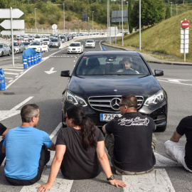 Varios taxistas impiden el paso de un VTC durante la jornada de protestas de agosto, en una foto de archivo. | EFE