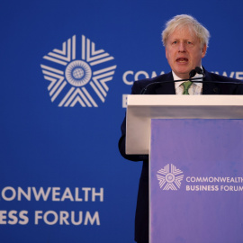 El primer ministro británico, Boris Johnson, pronuncia un discurso en un Foro Empresarial, durante la reunión de jefes de gobierno de la Commonwealth