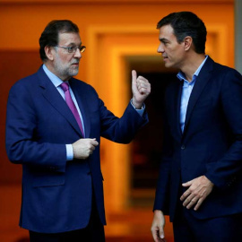 Mariano Rajoy y Pedro Sánchez en julio de 2017 durante un encuentro en La Moncloa. (JUAN MEDINA | EFE)