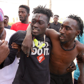 Varias personas migrantes se dirigen al Centro de Estancia Temporal de inmigrantes (CETI) de Melilla tras entrar este viernes en la ciudad sorteando el vallado fronterizo entre el Barrio Chino y Marruecos.