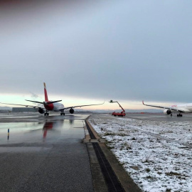 Aviones de las compañías que operan en el aeropuerto de Barajas pasan por bases de deshielo