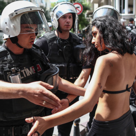 Un policía turco discute con una asistente a la marcha del orgullo 2022 en Estambul, que ha vuelto a ser bloqueada por la Policía.