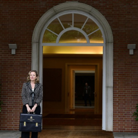 La ministra de Economía, Nadia Calviño, con su cartera en la entrada del Palacio de la Moncloa, antes del primer Consejo de Ministros del Gobierno de Pedro Sánchez. AFP/Javier Soriano