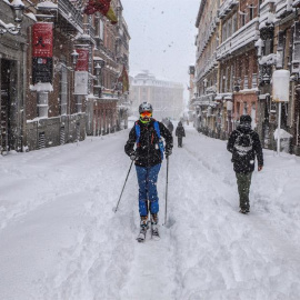 Un hombre esquía en la calle Mayor de Madrid, este sábado.