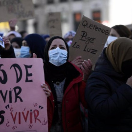 Vecinas de Cañada Real con pancartas reivindicativas durante una manifestación en la Puerta del Sol.