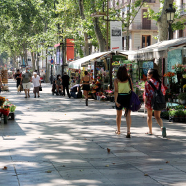 Gente paseando por La Rambla de Barcelona.