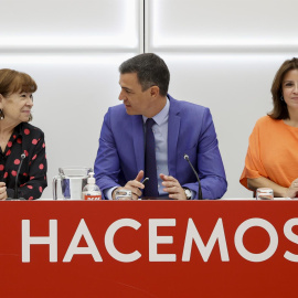 El secretario general del PSOE y presidente del Gobierno, Pedro Sánchez (c), conversa con la presidenta del partido, Cristina Narbona, en presencia de la vicesecretaria general del PSOE, Adriana Lastra (d), mientras preside la reunión de la Ejecutiva Fe