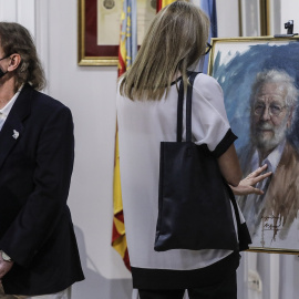 06/06/2022-Una mujer observa un cuadro de Luis García Berlanga del pintor Alex Alemany durante un acto de homenaje al cineasta en el Consejo de Cultura de Valencia, a 21 de septiembre de 2021, en Valencia, País Valencià