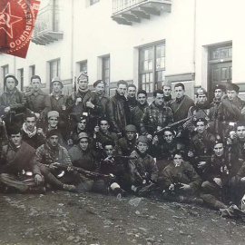 El batallón Rosa Luxemburgo posando para una foto | batallonrosaluxemburgo.wordpress.com