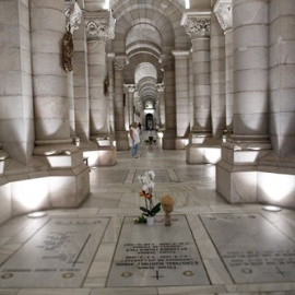 Sepultura de la hija del dictador Francisco Franco, Carmen Franco, en la cripta de la Parroquia de Santa María la Real de la Almudena en Madrid. EUROPA PRESS