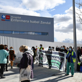 Vista de la concentración en el Hospital de Emergencias Isabel Zendal este domingo convocada por convocada por la plataforma Sanitarios Necesarios Madrid (Sanitarixs Necesarixs) para exigir el freno al desmantelamiento de plantilla y recursos de los hosp