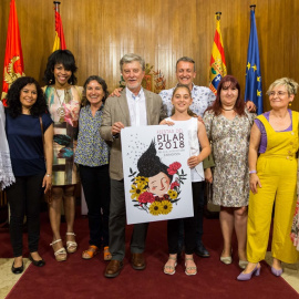 Las siete pregoneras del Pilar 2018, Carolina García, Trinidad García, María Jesús Lázaro, María Jesús Lorente, Ludmila Mercerón, Sagrario Sáiz y Justina Lordachescu, con el alcalde de Zaragoza, Pedro Santisteve; la vicealcaldesa Luisa Broto, y e