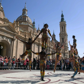 Artistas de Il Circo Italiano realizan uno de sus números durante la presentación en la Plaza del Pilar de Zaragoza del espectáculo que pondrá en escena durante estas Fiestas del Pilar. EFE/Javier Cebollada