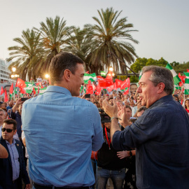 El presidente del Gobierno, Pedro Sánchez, y el candidato del PSOE a la presidencia de la Junta de Andalucía, Juan Espadas, al comienzo del acto de cierre de campaña de su partido el pasado jueves en el Muelle de las Delicias de Sevilla.