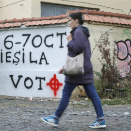 Una pintada con una escéltica neonazi llamando al voto en el referéndum sobre el matrimonio homosexual en Rumanía. | Reuters