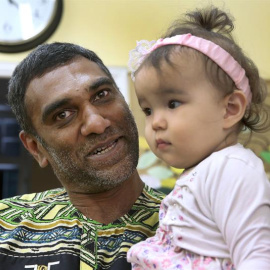 El secretario general de Amnistía Internacional, Kumi Naidoo, en un centro de mujeres de Atenas. / SIMELA PANTZARTZI (EFE)