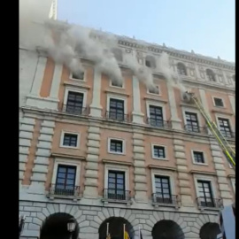 (20/6/22) La fachada del  Alcázar de Toledo durante el incendio.