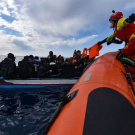 Miembros de la ONG Open Arms asisten a migrantes que salieron de las costas de Libia el viernes 4, en un bote de madera, a 5 de marzo de 2022, frente a la costa de Libia, en el Mar Mediterráneo.