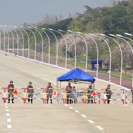 Varios soldados bloquear la carretera que conduce al Parlamento de Myanmar.